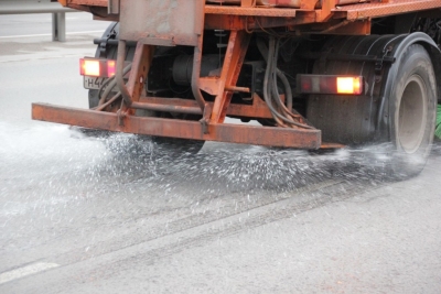 Почти 5,5 тысяч тонн противогололедных материалов израсходовано для обработки дорог в крае