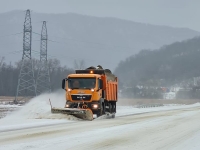 Более 450 спецмашин задействовано в крае для расчистки трасс от снега