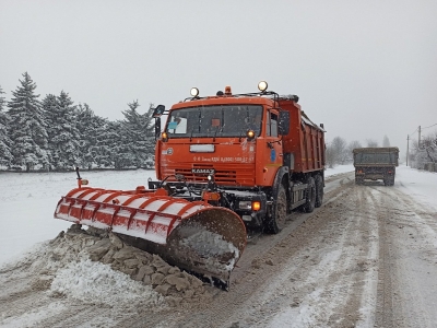 На Кубани более 200 единиц техники расчищает дороги от снега